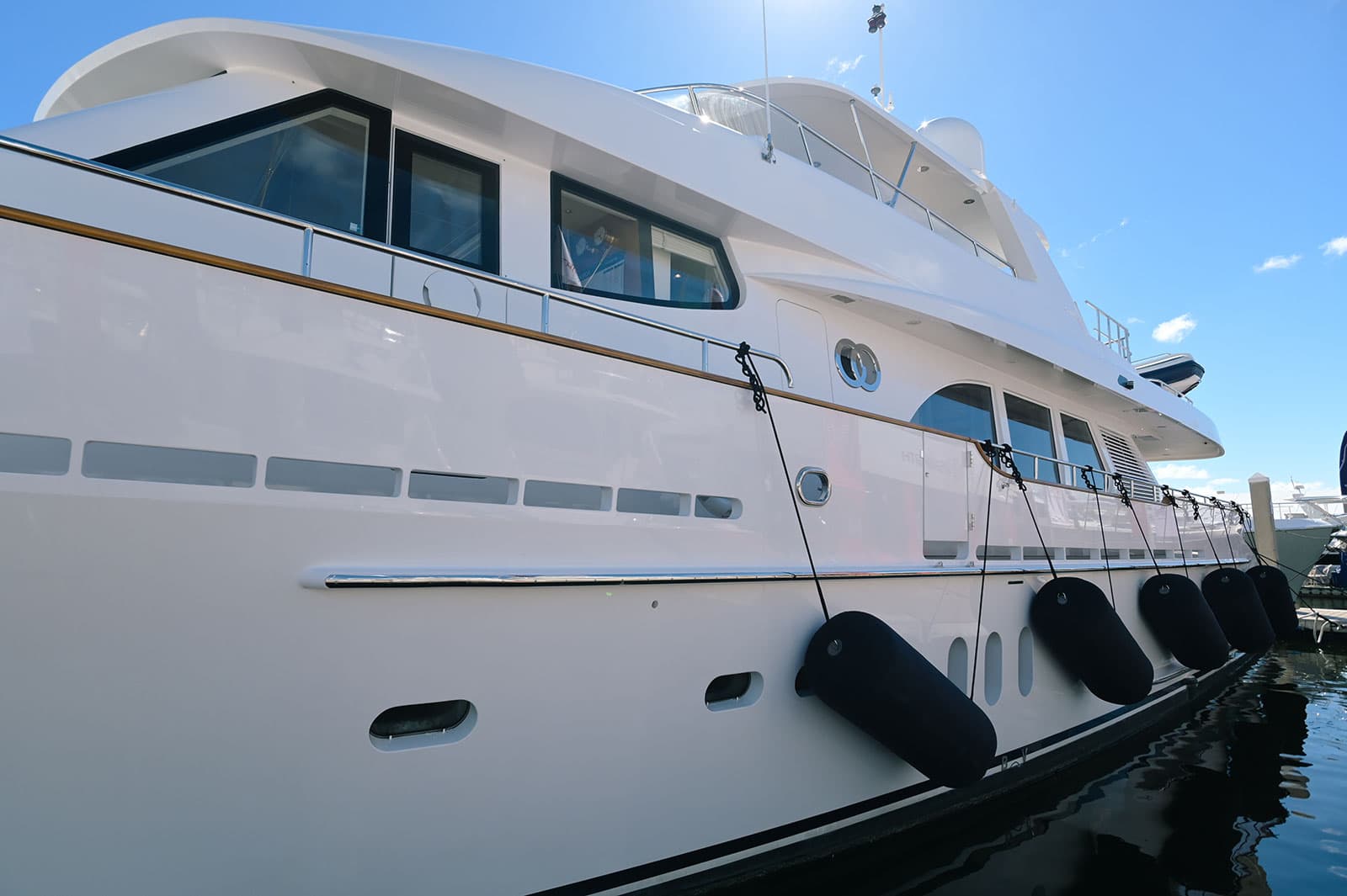 AERÉ Marine superyacht fender system
